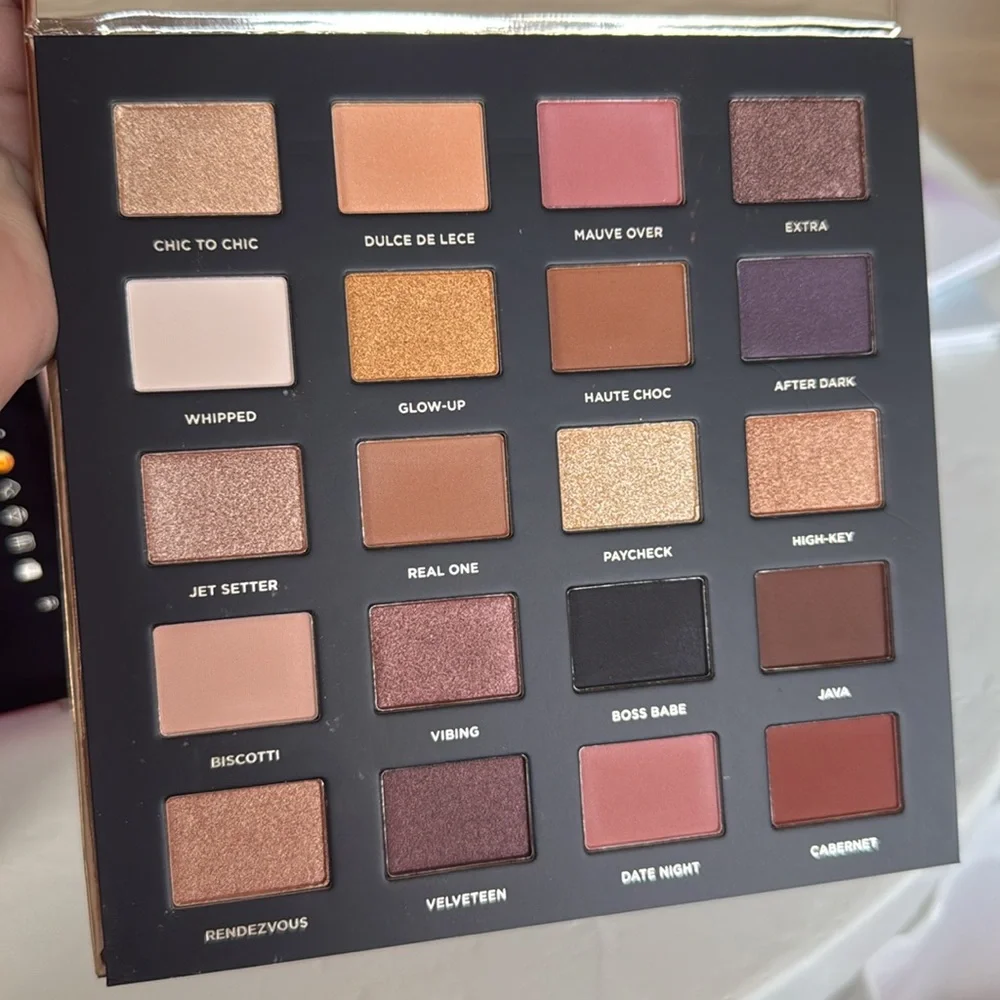 NEW- Iconic London Booming & Gleaming Eyeshadow Palette